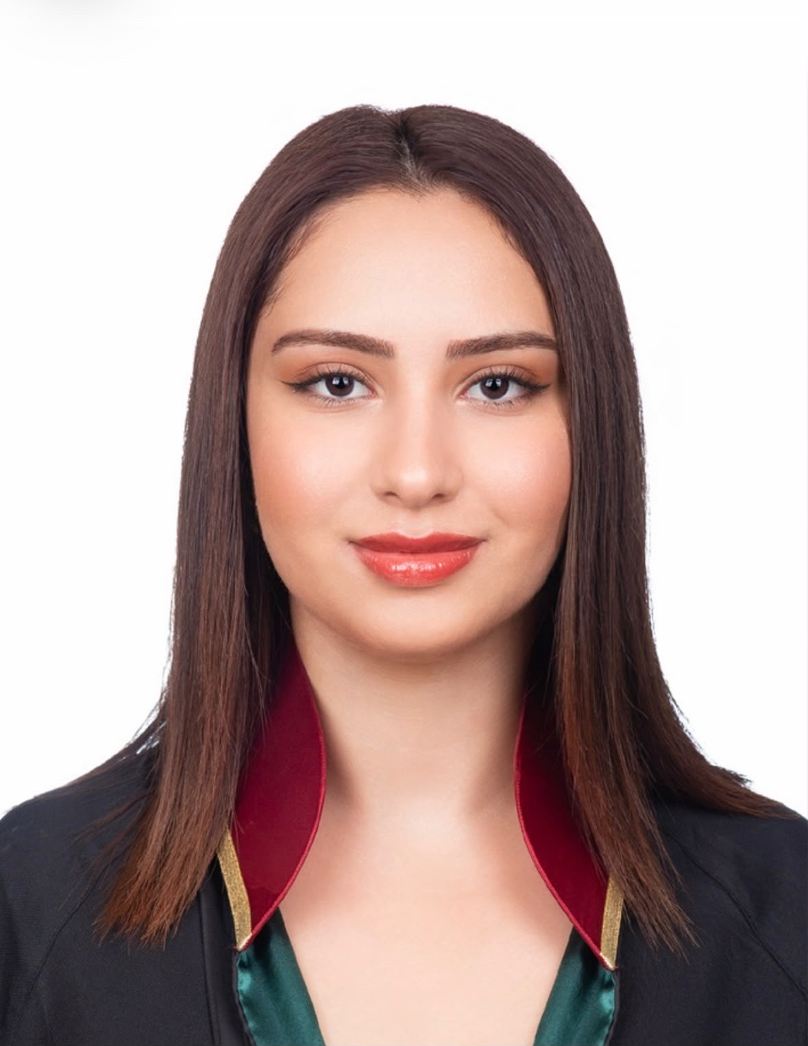 Av. İpek Pelin Gökçe cübbeli portre fotoğrafı